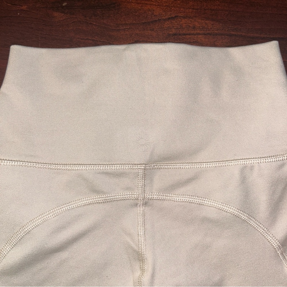 Offline By Aerie The Hugger 5” Pocket High-Waisted Tan Biker Shorts - Picture 3 of 4